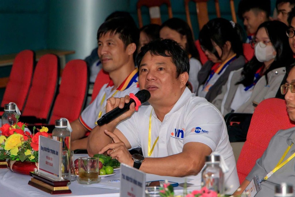 Trao đổi chuyên môn tại hội trường