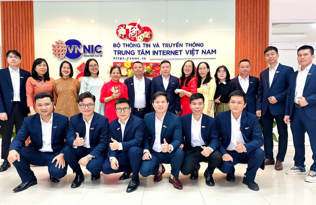 Ảnh tập thể tại Trung tâm Internet Việt Nam